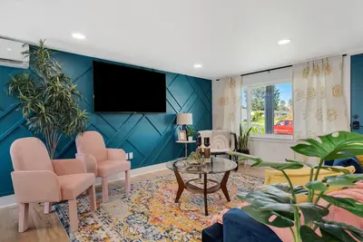 Image de Modern, Sleek, Comfortable & Pet Friendly!