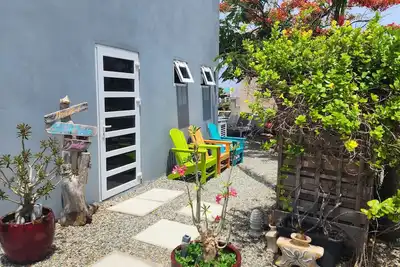 Cozy modern apartment w/Bbq grill - 4min from the beach!