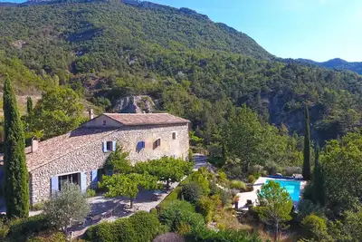 Image de Mas provençal avec piscine privée et chauffée
