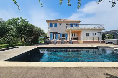Image de Villa avec piscine privée et bain à remous