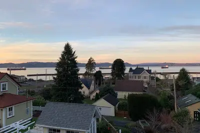 Image de Charming and spacious 2-story home with amazing views of the Columbia River.