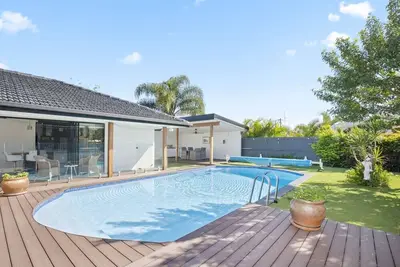 Ultra Modern & Relaxing Inner City - Private Pool and Yard - 10min walk to beach