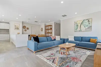 Image de This superb home offers a perfect location to bay beaches - sleeps 12