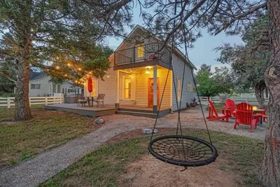 Image de Old Farmhouse, Downtown Monument