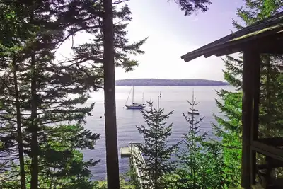 Image de Linekin Log Cabin: Dog-Friendly Log Cabin with Private Deep-Water Dock & Bay Views!