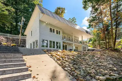 Image de Dock Holiday | King Bed & Lake James Location