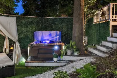 Image de Hot Tub + Walk to Lakeside Dining: Meredith Home!