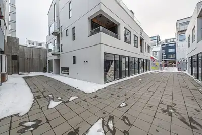 Image de Luxury 2 Br apt w. rooftop area + indoor parking. Best possible location.