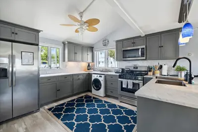 Image de Basin Haven | Rooftop W/ Water Views | A/C