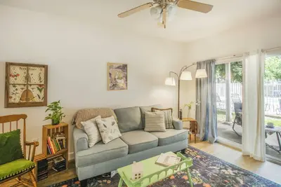 Chic Condo w/ Community Pool - Under 10 mins to Uf