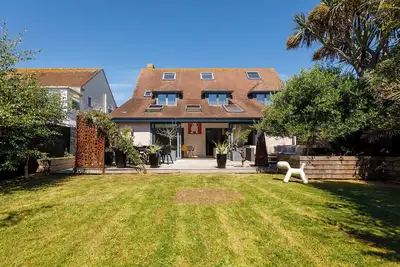 Image de Gorgeous home for 12 - Walk to Beach - Sea View