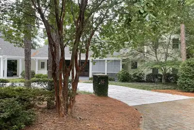 Image de Heart of The Village, Walkable, golf cart available, Sleep up to 10