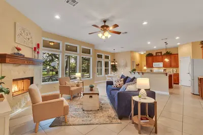 Image de Large groups Welcome! 4bd 2ba Large Home near Domain & Hospitals!