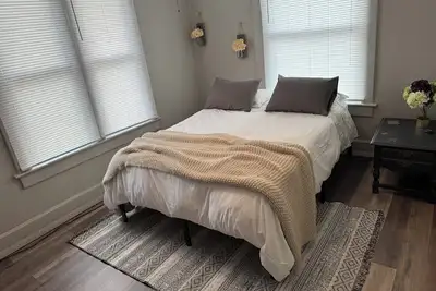 Image de Cozy 2 Bedroom, with a Queen Bed in each, fire place, vanity, dresser, &two tv’s