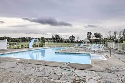 Image de Charming Farmhouse w/ Pool & Fishing Pond!