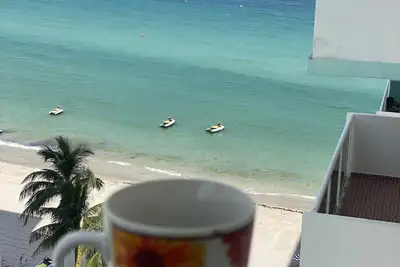 Image de Tropical vacation Beach Condo 1 bedroom 1, 5 bath 2 parking spots sleeps up to 6