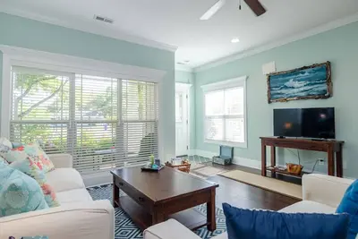 Image de Beautiful and spacious beach cottage a short walk from the ocean