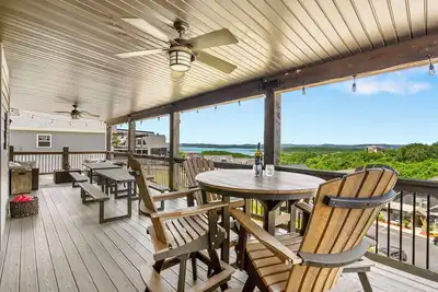 Image de Private Putting Green Retreat with Firepit, Hot Tub, Free Tickets, Views & Community Indoor Pool