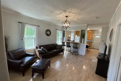 Image de Charming 2 Bed 1 Bath Home W/Fully Fenced in Back yard