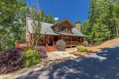 Image de Luxury Log Cabin + Hot Tub + Mins to Downtown Dahlonega