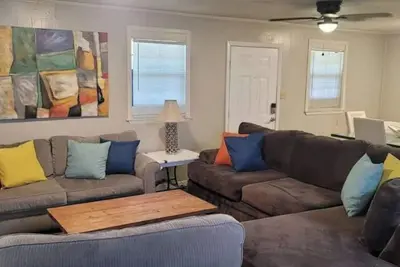 Image de Close to Downtown Events, Restaurants, Markets, Beaches and Navy Base.