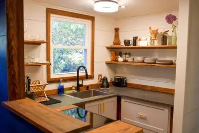 Image de Peaceful apartment on 3. 5 acres w/ artist studio.
