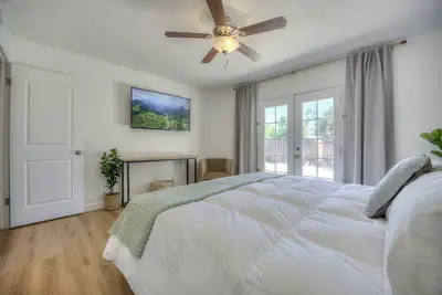 Image de Central location - Fresno Home - 61 miles from Yosemite