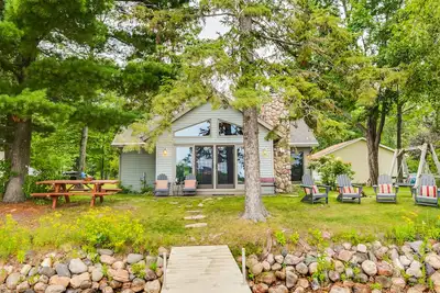 Image de Cozy house just feet from the water. \"Lake Life\" 70 minutes from Maple Grove