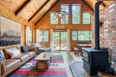 Image de Mt. Hood Retro Modern Cabin- Seasonal Stream, Deck, Fire Pit, & HotTub-Dogs 👍