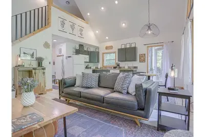 Modern ZigZag Basecamp - Hot Tub + Pups Welcome!