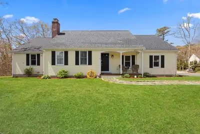 Image de Cape Cod Nest: A Spacious Home with Large Deck, & Beautiful Yard with Firepit