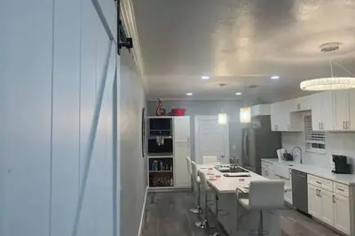 Image de Midtown Deluxe Home with Full Studio Garage Apt