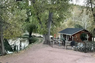 Image de Enchanting cottage on the pond. See special June reopening rates! Beat the heat.