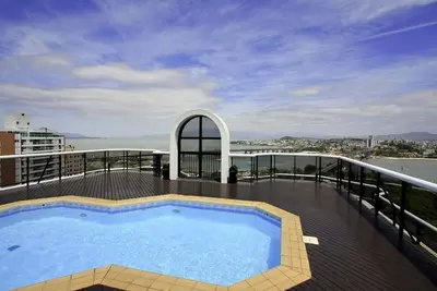 Image de Rooftop Pool with Sea and Bridge Views #Ca22