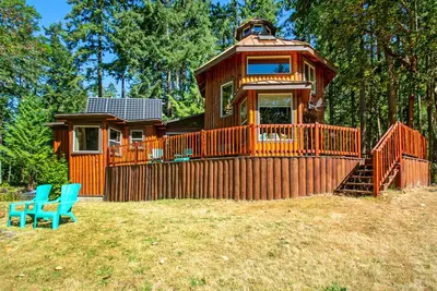 Image de Dog-friendly, solar-powered cabin on 5 acres with woodstove, firepit & deck