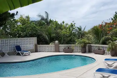 Image de Embrace the essence of home in every detail, just minutes away from the airport!