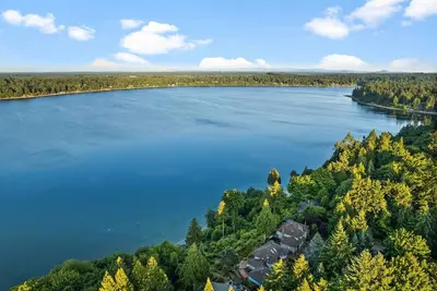 Image de Waterfront home with Hot Tub and breathtaking Mt Rainier view