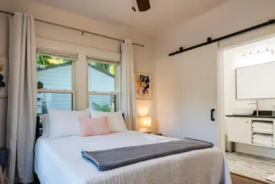 Image de Walk to Ou Stadium - 3br/2ba with Patio & Parking