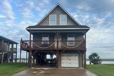 Image de Sargent Beach House Getaway - fish from the dock and walk to the beach!