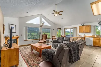 Image de Breathtaking Mountain View Townhouse by the River