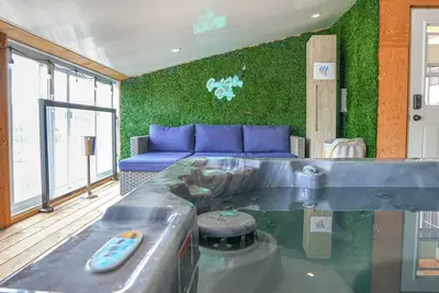 Image de Studio Lofts, vaulted ceilings