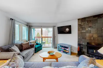 Image de Getaway with a fireplace, washer/dryer, cable, pool, & golf nearby