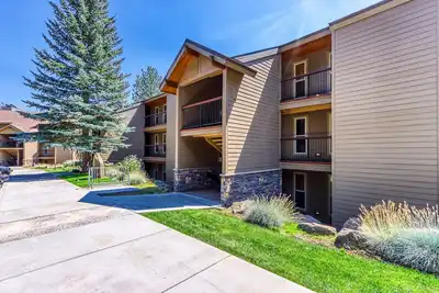 Image de Third-floor retreat with treetop views, Ac, pools, hot tubs, & sports courts