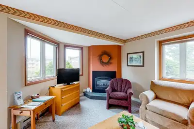 Image de Inviting ski-in/out condo with mountain view, fireplace, deck & washer/dryer