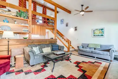 Image de Lovely condo with fireplace, skiing, balcony, full kitchen & washer/dryer