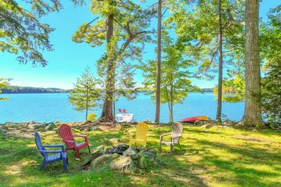 Image de Two-story lakefront home with a seasonal dock, furnished deck, & washer/dryer