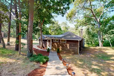 Image de Darling, secluded cottage with large yard - walk to Chatham & Lighthouse Beach