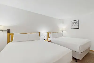 Image de Main St. studio - pool & hot tub - walk to lifts, dog-friendly, third floor