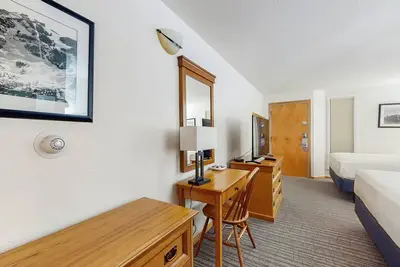 Image de Main Street gem - pool & hot tub - walk to lifts, dog-friendly, ground-floor