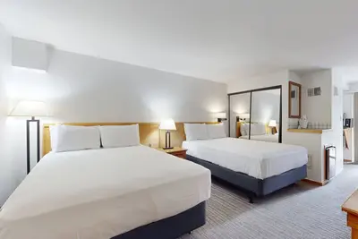 Image de Main St. studio - pool & hot tub - walk to lifts, dog-friendly, private balcony